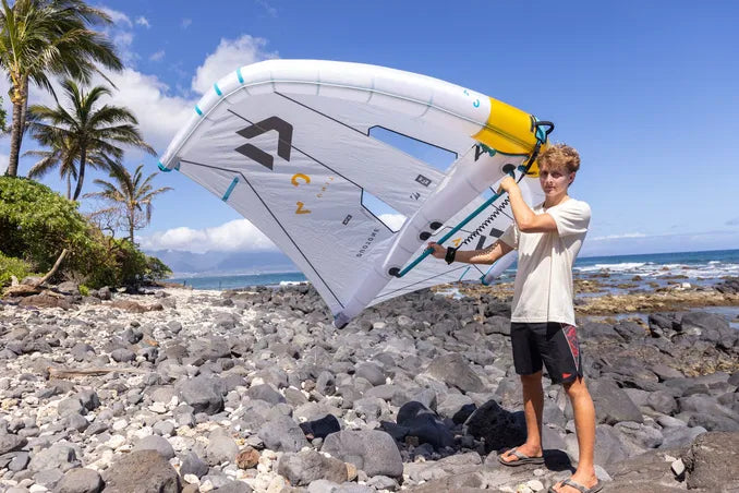 The Fusion Boom for Unit SS25, available from AFLOAT, features a lightweight oval carbon build, ergonomic pistol grip, and a seamless flush strut connection for smooth handling. Offered in three sizes—Small (72 cm) for 2.0 wings, Medium (84 cm) for 2.5–3.0 wings, and Large (96 cm) for 3.5–6.5 wings.