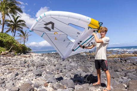 The Fusion Boom for Unit SS25, available from AFLOAT, features a lightweight oval carbon build, ergonomic pistol grip, and a seamless flush strut connection for smooth handling. Offered in three sizes—Small (72 cm) for 2.0 wings, Medium (84 cm) for 2.5–3.0 wings, and Large (96 cm) for 3.5–6.5 wings.